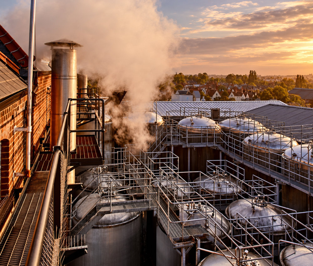 Impianto di birrificazione industriale con vapori emessi durante la cottura del mosto